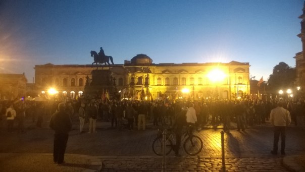Pegida auf dem Theaterplatz am 28.09.15 um 19:25 Uhr
