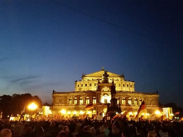 Pegida vor der Semperoper am 12.10.15